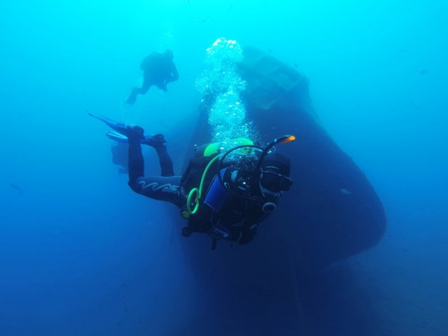 Buceo junto a restos sumergidos